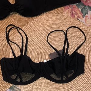 Prettylittlething bikini top, size 6 US , NWT , smoke free home